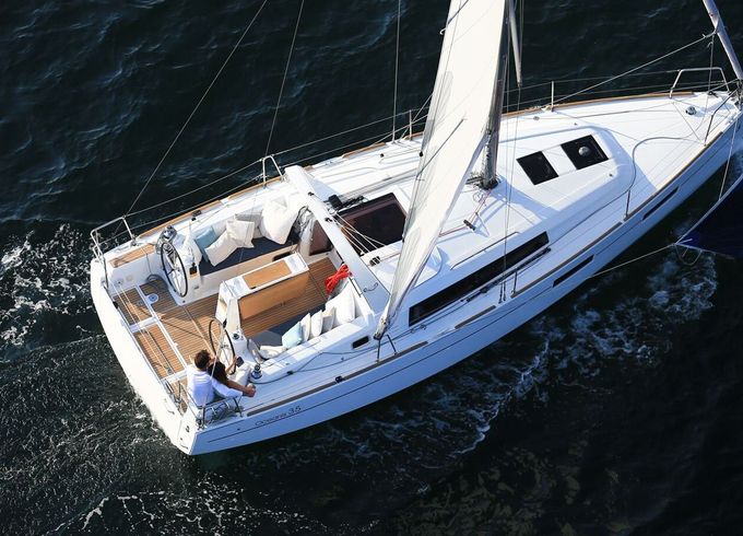Sailboat Beneteau Oceanis 35 9.97m