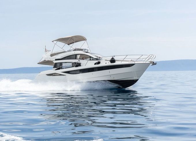 Motorboat Galeon 430 skydeck 880hp