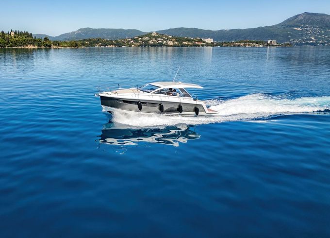 Motorboat Sealine S335 640hp