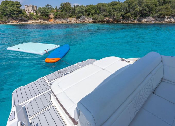Motorboat Sea Ray SDX 270 300hp
