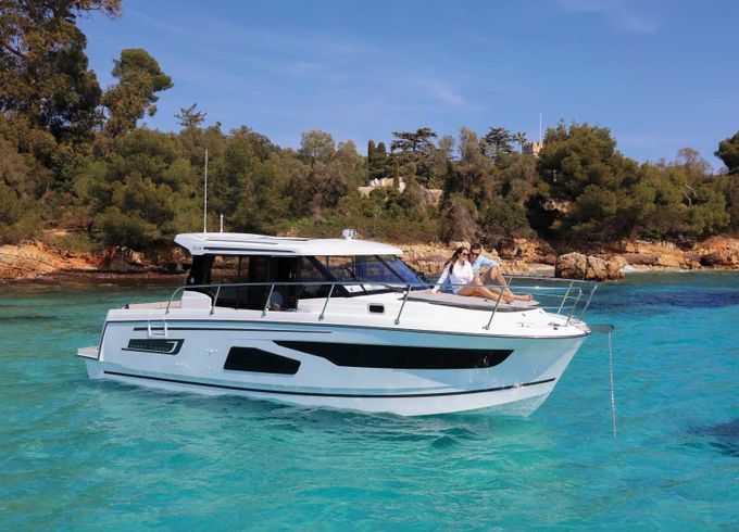 Motorboat Jeanneau Merry Fisher 1095 600hp