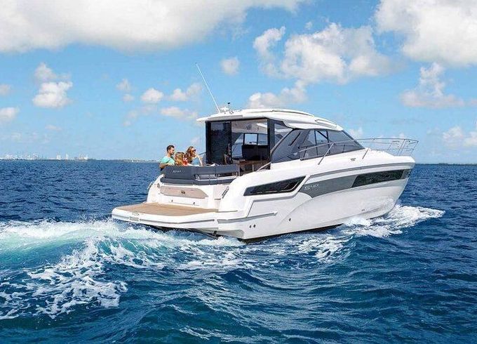 Motorboat Bavaria S400 600hp