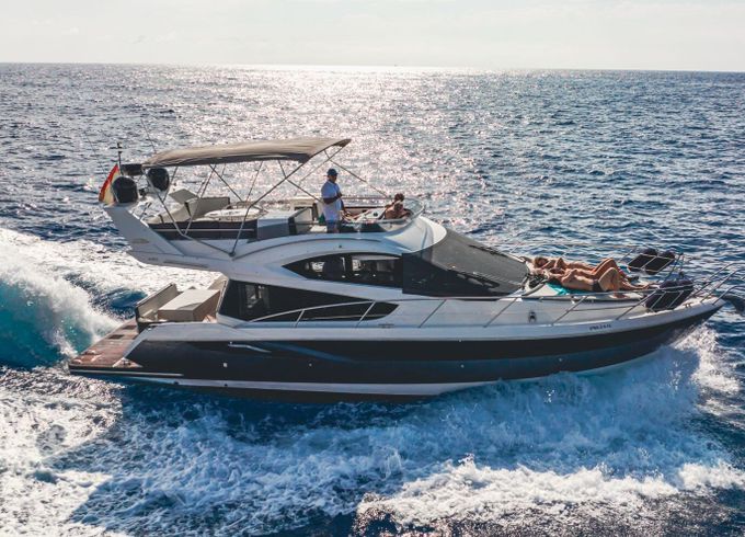 Motorboat Luxury Motorcruiser with Toys Private dining available on board 850hp