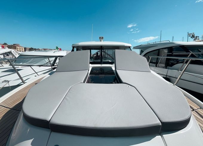 Motorboat Jeanneau Merry fisher 1095 300hp