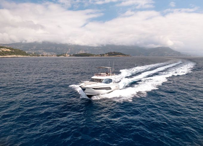 Motor yacht Jeanneau Prestige 420 850hp