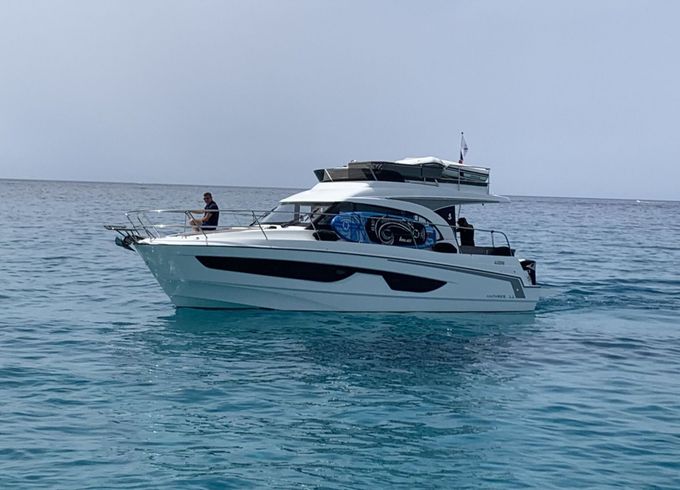 Motorboat Beneteau Antares 11 fly 700hp