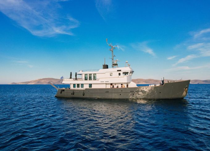 Motor yacht Custom Line 108'3" 643hp