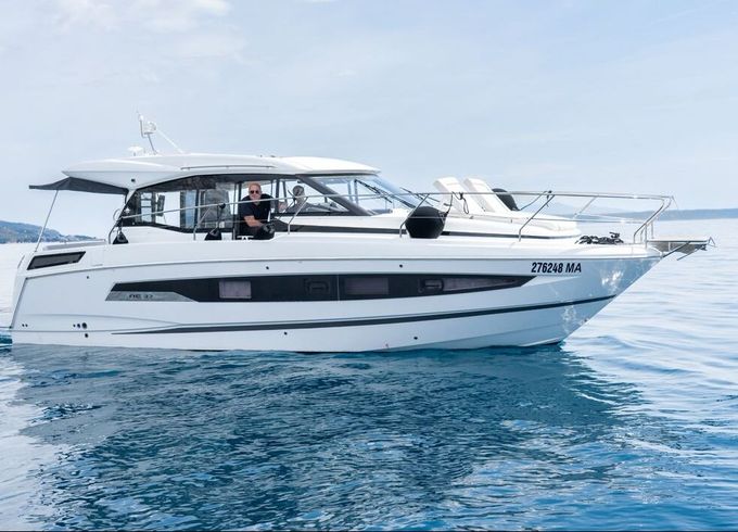 Motorboat Jeanneau NC 37 540hp