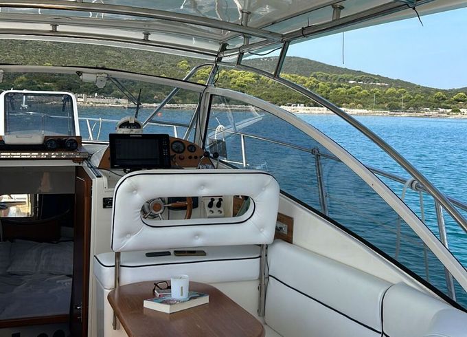Motorboat Poly Form Triakis C30 660hp