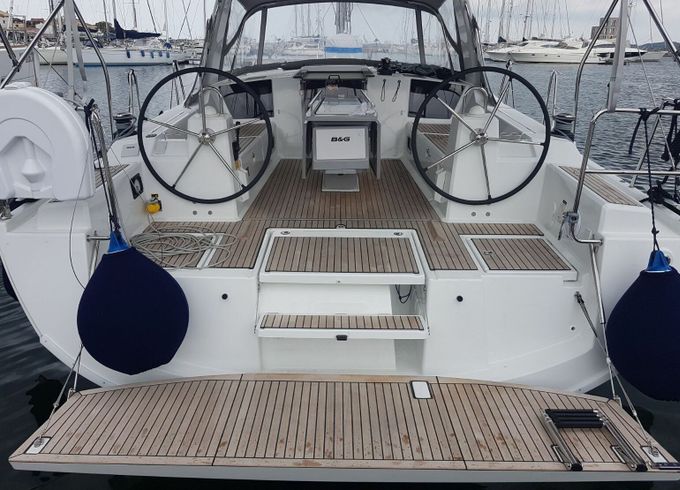 Sailboat BENETEAU OCEANIS 41.1 12.43m