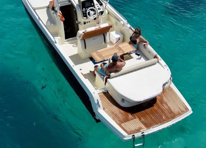 Motorboat Invictus 280CX 350hp