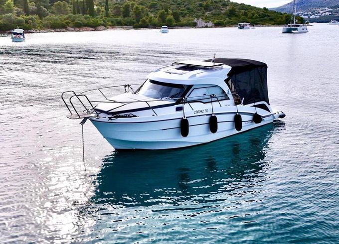Motorboat Beneteau Antares 8 ob 250hp