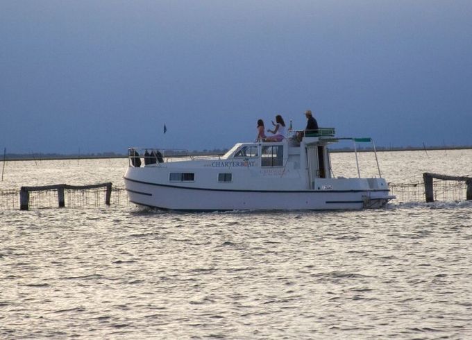 Houseboat New Con Fly Suite 30hp