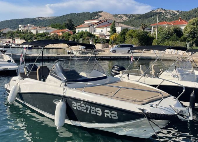 Motorboat Quicksilver 675 Sundeck 200hp
