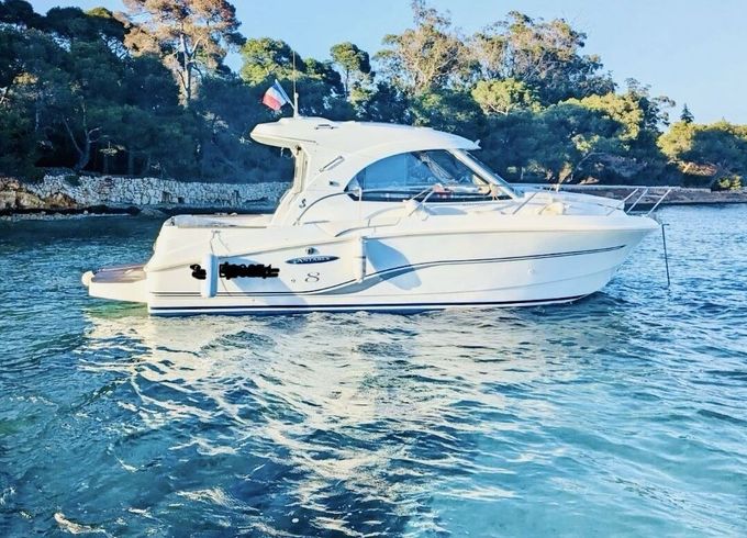 Motorboat Beneteau Antares 8 200hp