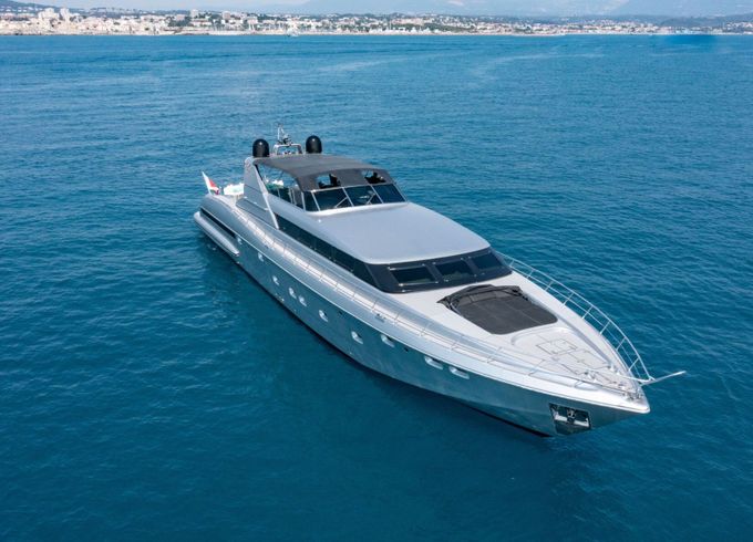 Motor yacht Mangusta 105ft
