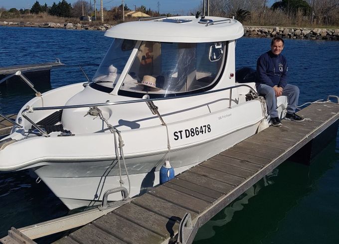 Motorboat QUICKSILVER 5.8 pilothouse 80hp