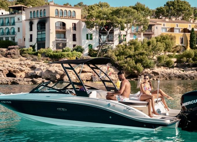 Motorboat Sea Ray 210 SPX OB 200hp