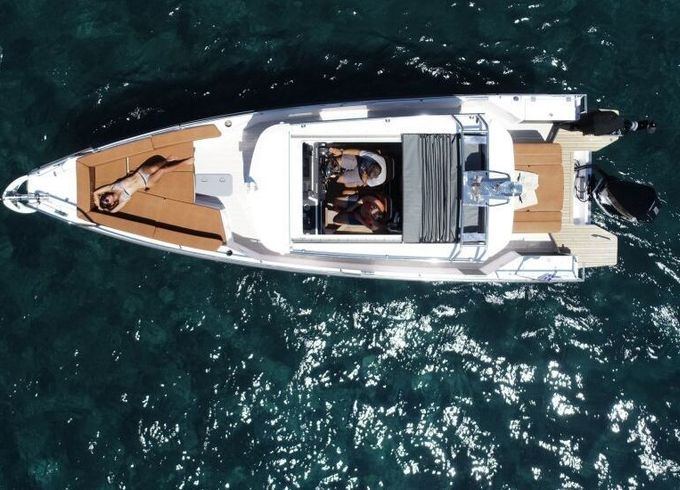Motorboat Axopar 28 300hp