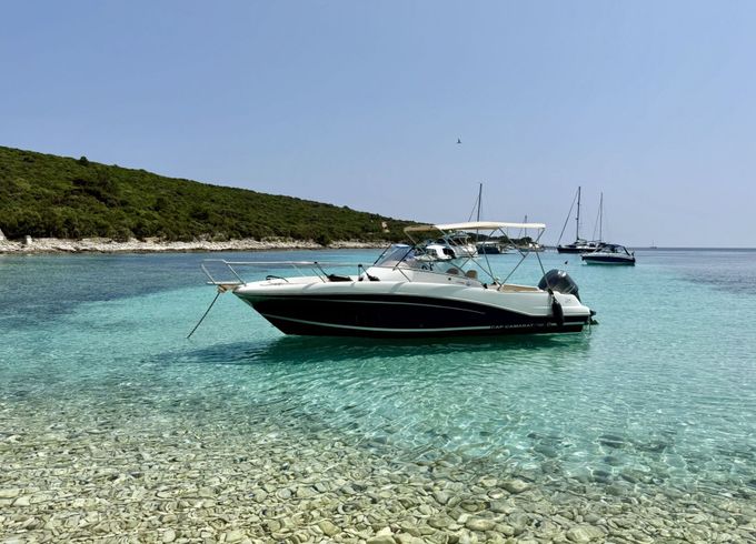 Motorboat Jeanneau Cap Camarat 7.55 250hp
