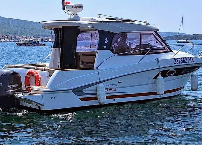 Motorboat Beneteau Antares 8.80 300hp