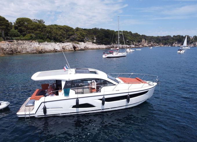 Motorboat Sealine C 390 720hp