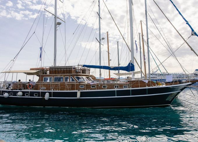 Motor yacht Daily cruise from Athens Private cruise 400hp