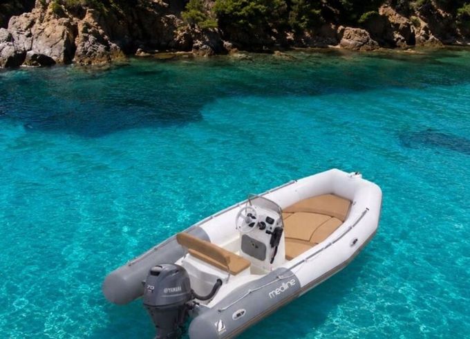 Motorboat Zodiac Medline II
