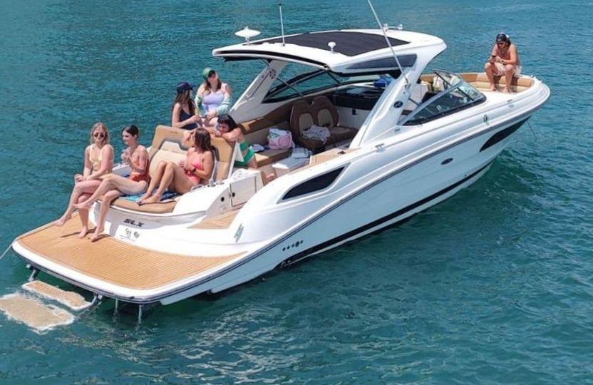 Spacious 35' Sea Ray SLX Motor Yacht Charter in Chicago