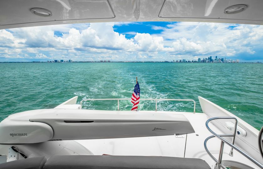 62’ Azimut Flybridge in Downtown Miami