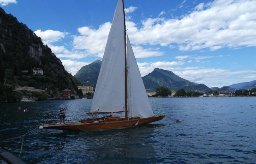 AL Custom Classic wooden boat