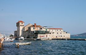 Kaštel Gomilica port